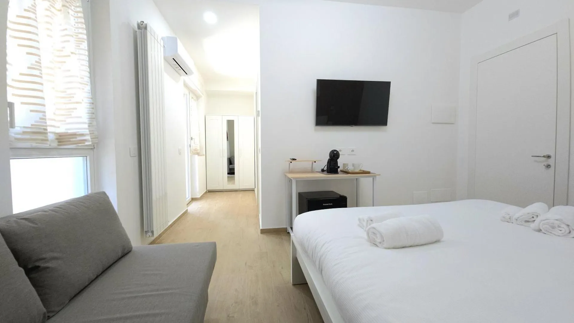 Rose Suites - Bari Stazione 0*,  Italien