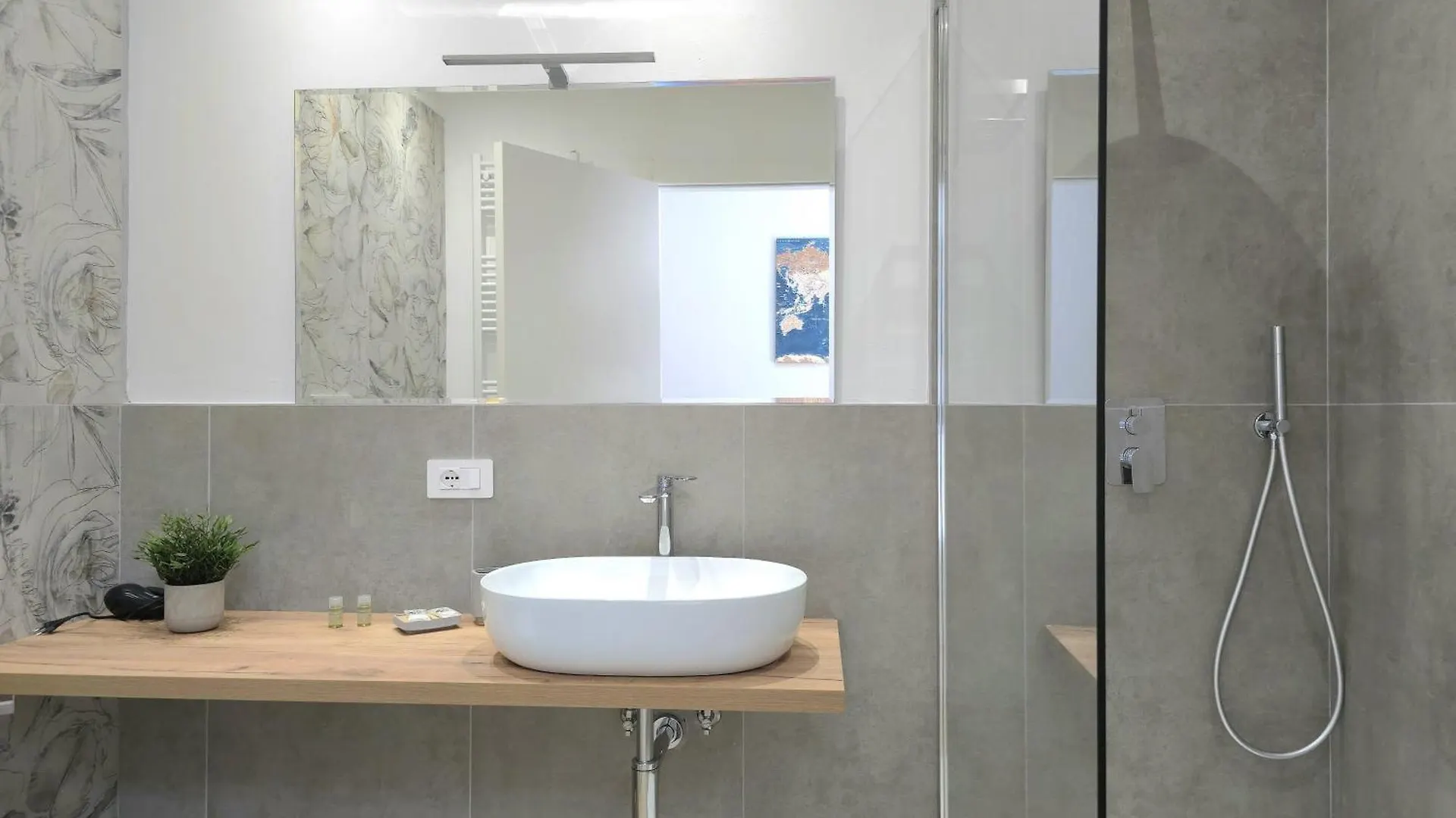 Rose Suites - Bari Stazione 0*,  イタリア