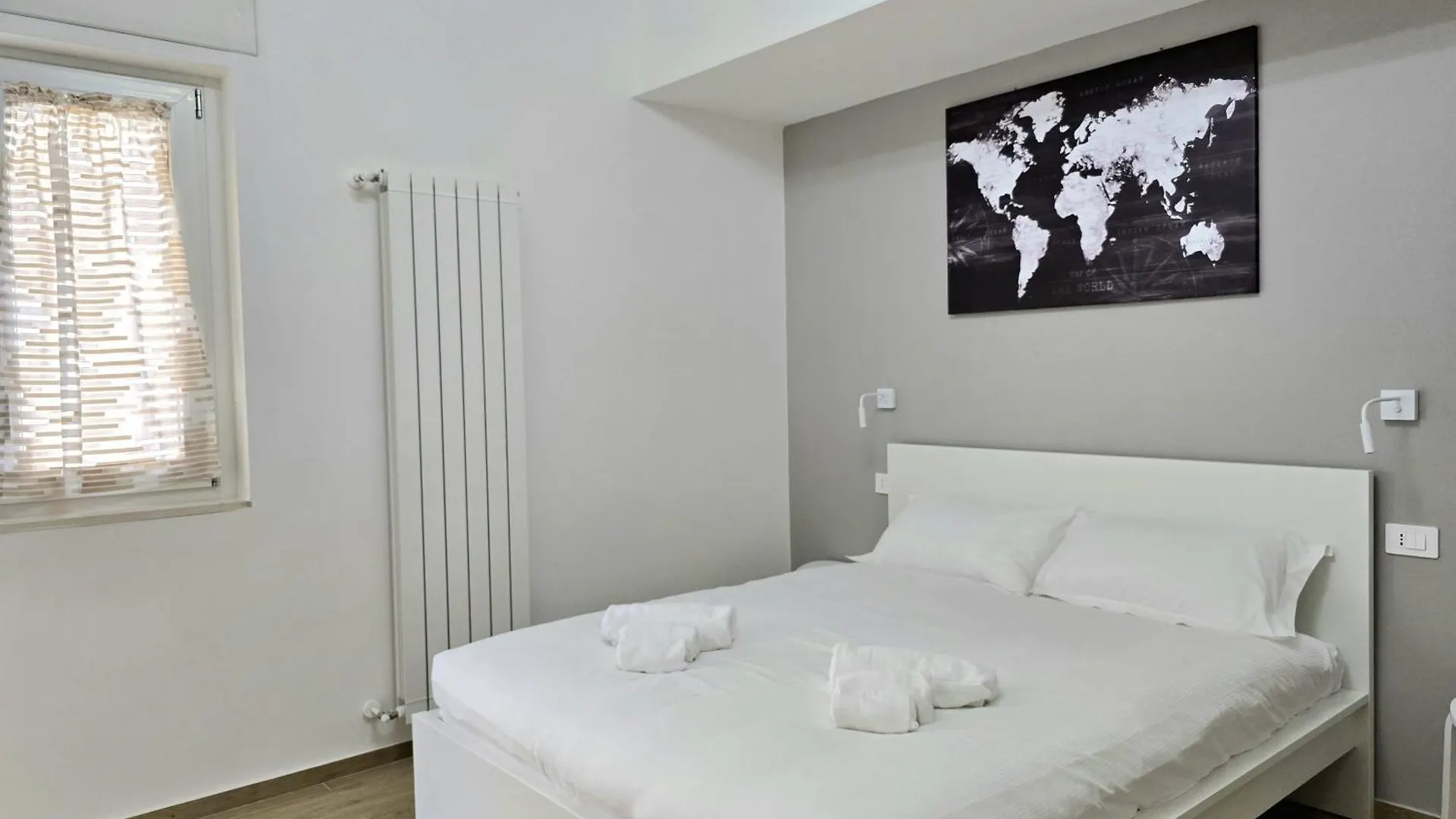 Rose Suites - Bari Stazione ホームステイ