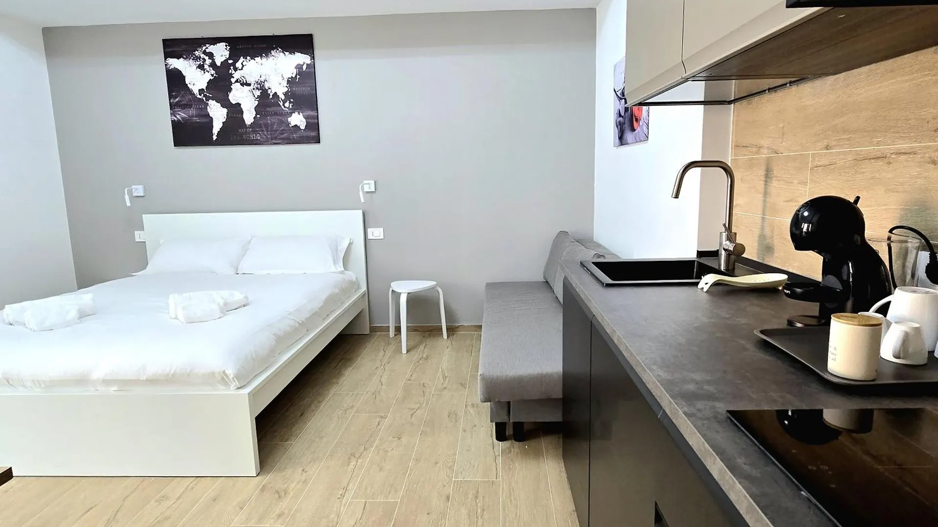 Rose Suites - Bari Stazione ホームステイ