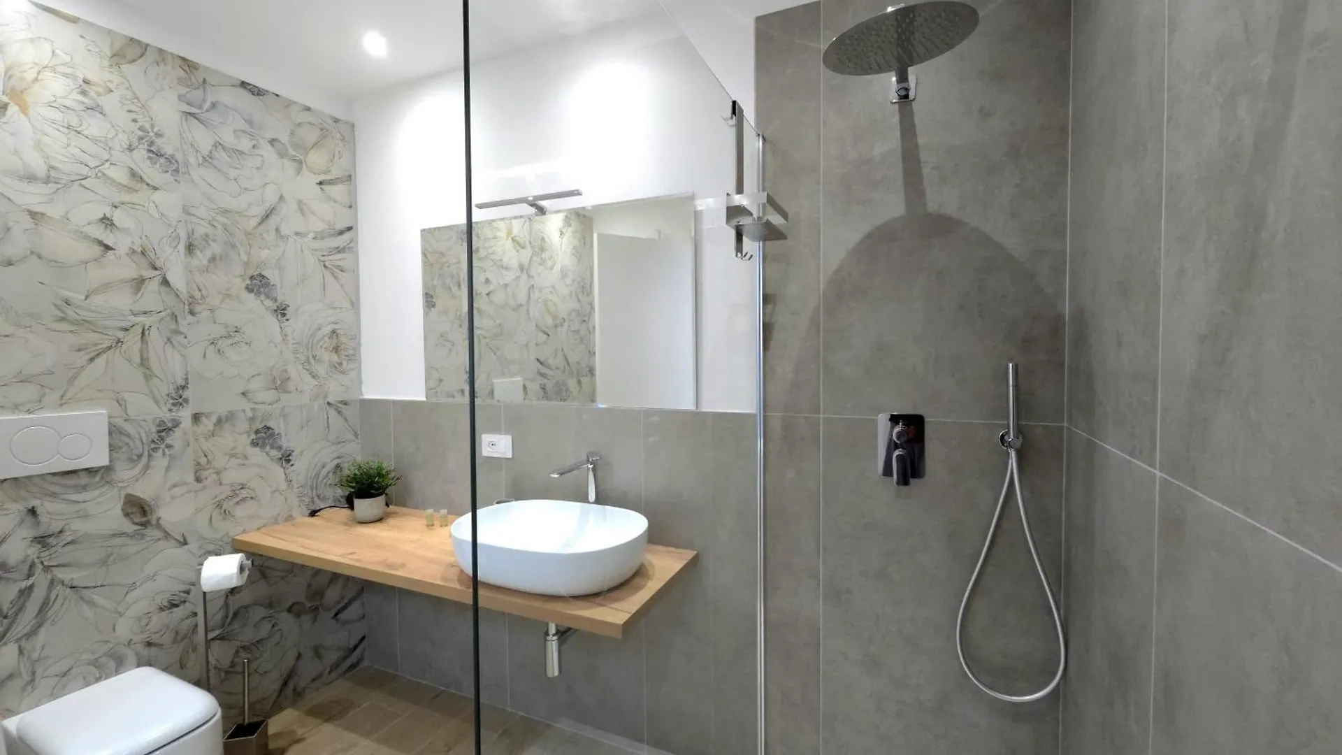 Rose Suites - Bari Stazione ホームステイ
